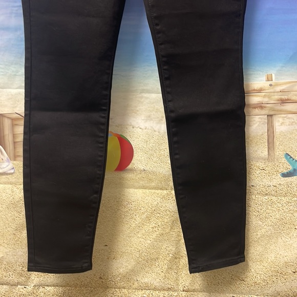 - Brand new with tags Woman’s Signature by Levi Strauss pull-on skinny. - Picture 4 of 15